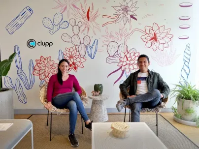 Equipo Clupp en oficina con mural de fondo